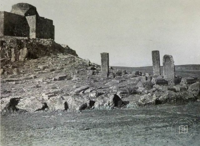 Hunus: Armenian church and Cemetery (Source: Eberhard-Joachim Graf von Westarp, Unter Halbmond und Sonne, approx. 1913, Berlin)