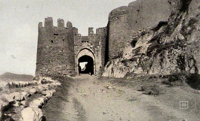Van castle (Van Kalesi) (Source: Victor Pietschmann, Durch kurdische Berge und armenische Städte, Wien, 1940)