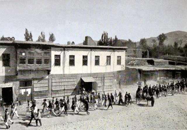 The town of Van: conscription during the First World War (Source: Victor Pietschmann, Durch kurdische Berge und armenische Städte, Wien, 1940)