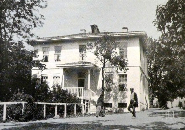 One of the Protestant missionary buildings in the town of Marsovan/Merzifon (Source: W.J. Childs, Across Asia Minor on Foot, Edinburgh/London, 1917)