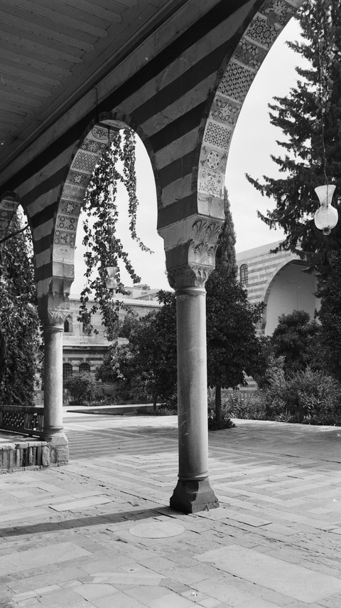 Şam’da Azem Sarayı’nın kabul odası önündeki kuzey giriş bölümü