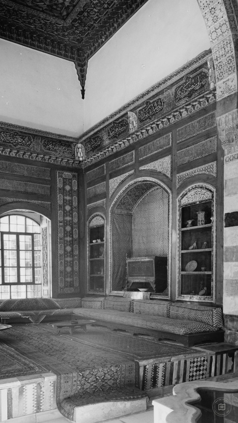 Şam’da Azem Sarayı’nın kabul salonu ve tavan köşesi — dikey görünüm