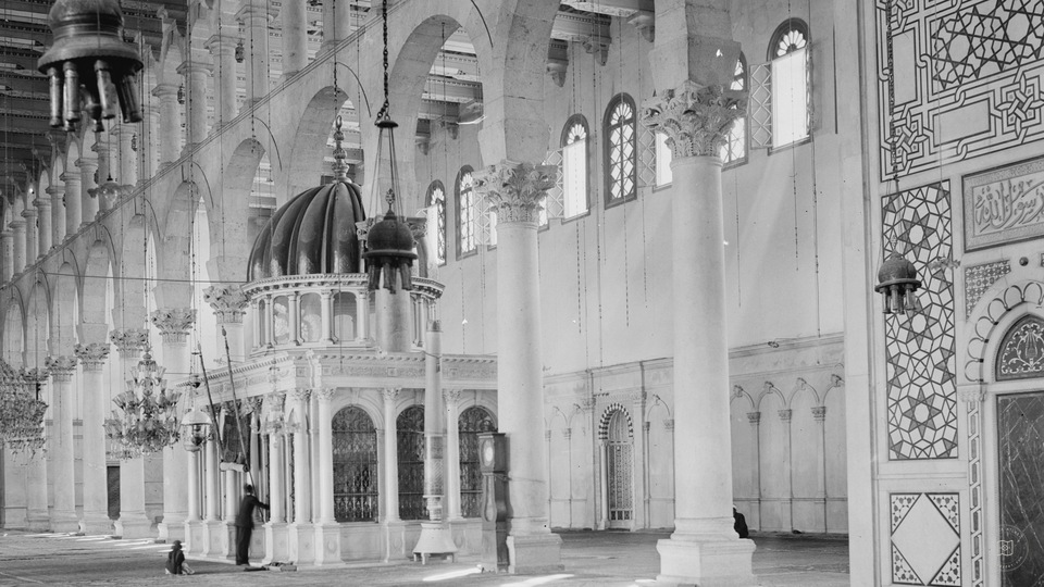 Damascus. The Ommayad Mosque. Mosque interior Tomb of John the Baptist, central aisle