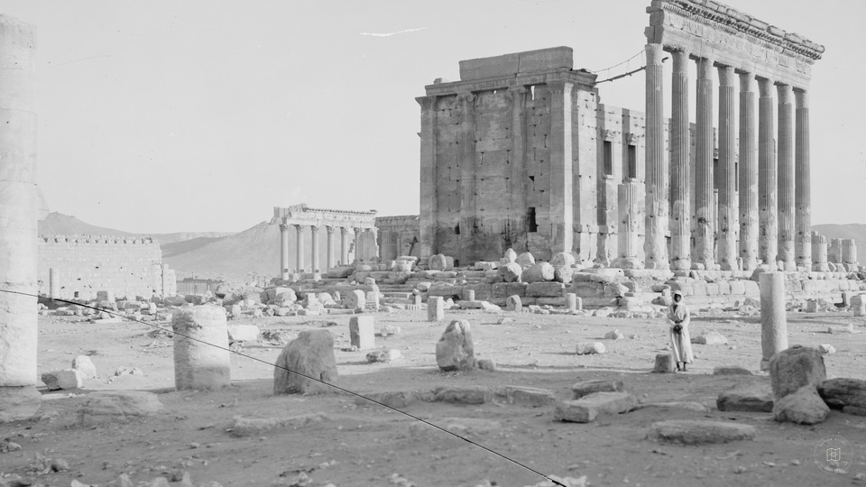 Palmira Bel Tapınağı’nın büyük avlusu, çevre duvarı ve sütunları