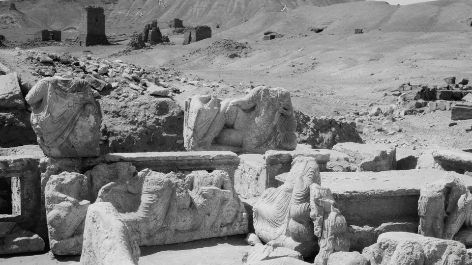 Palmira’da mezar tapınağı kalıntıları ve uzanmış figürler