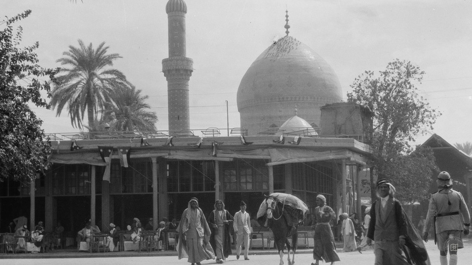 Bağdat — Sokak ve uzakta Meydan Camii · 2