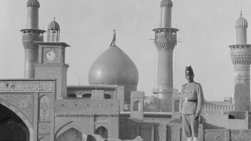 Kerbelâ — Altın kaplı kubbe ve minareleriyle ziyaretgâh · 1