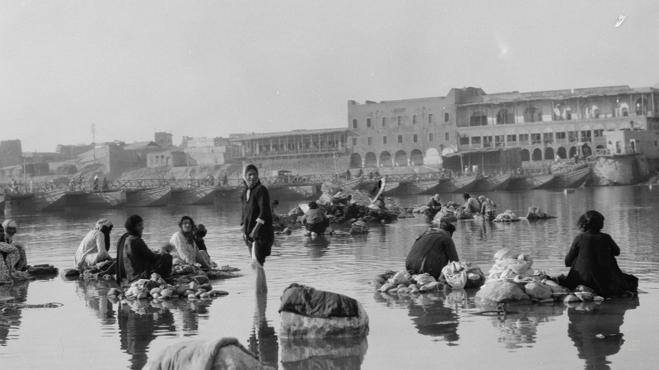 Mosul. The Tigris. Wash day, women washing clothes in the river