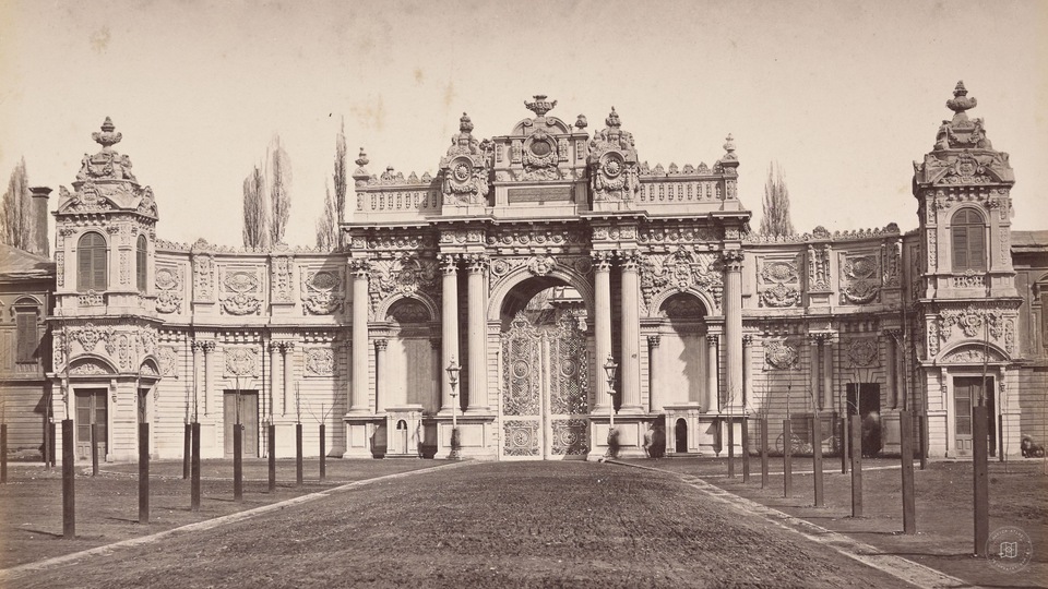 Dolmabahçe Sarayı Saltanat Kapısı · Abdullah Fréres · 1865